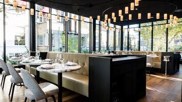 Aperto a colazione, pranzo e cena, con tavoli all'aperto