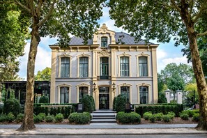 A stately building with a symmetrical facade, large windows, and a central entrance. - Pillows Grand Boutique Hotel Ter Borch Zwolle (Zwolle)