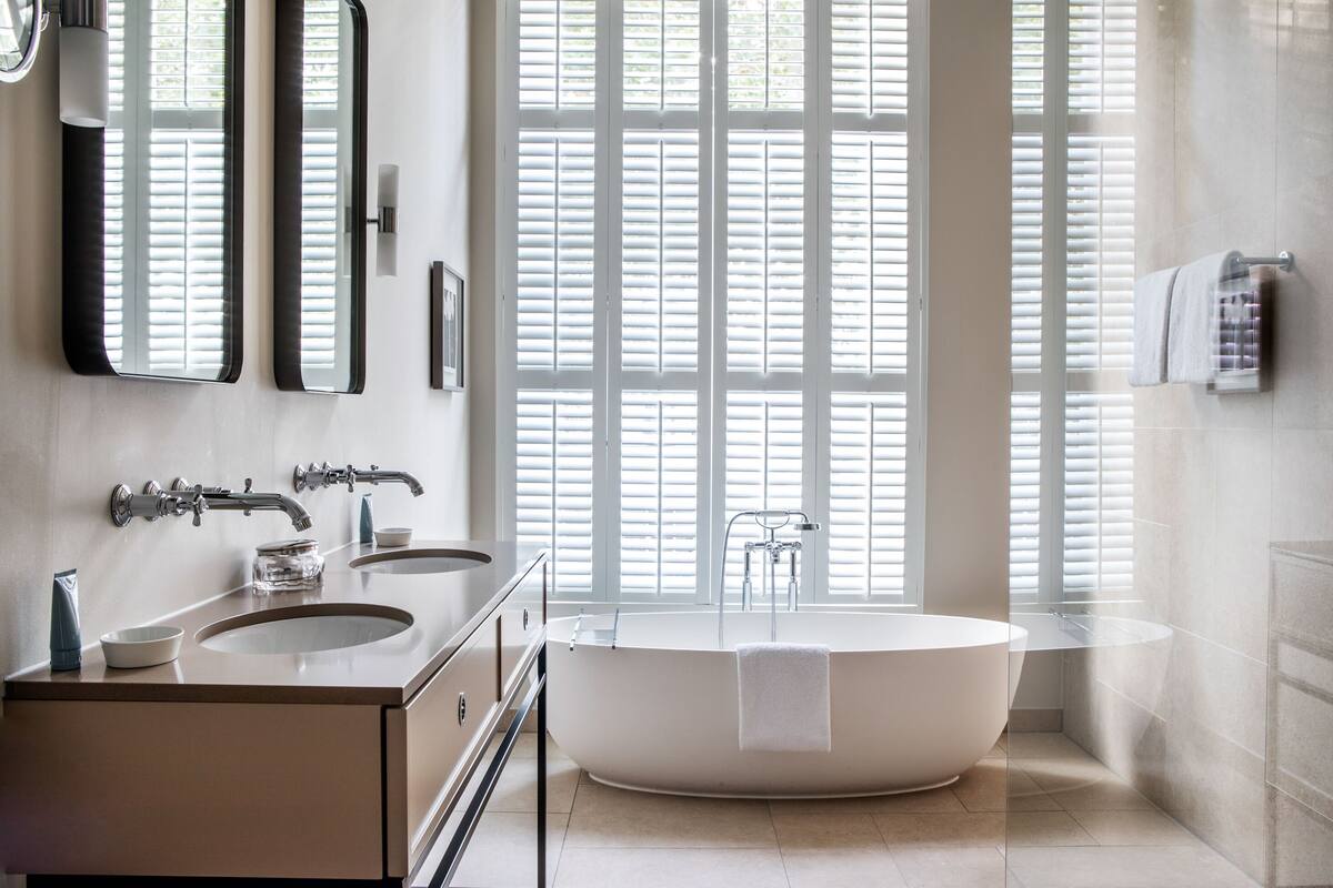 grand double room | bathroom | free toiletries, hair dryer, bathrobes, slippers