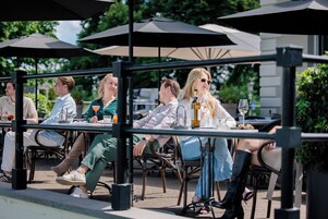 Se sirven desayunos, almuerzos y cenas (con mesas al aire libre) 