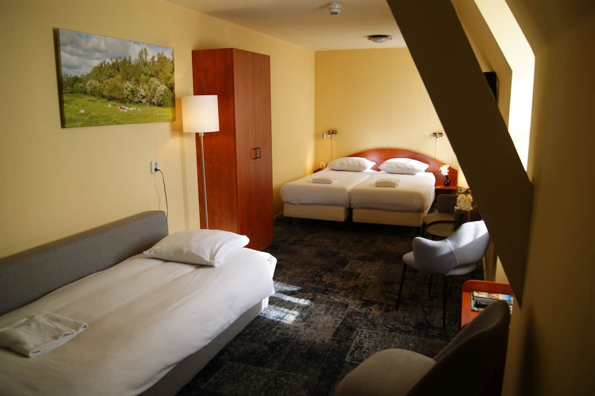 Family Room (shower) | Desk, free WiFi, bed sheets