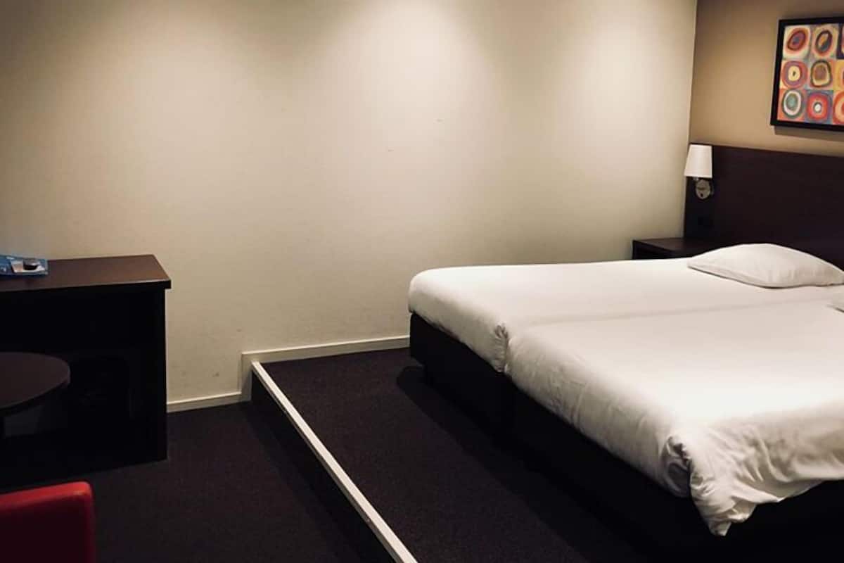 Double Room (Gilde room) | Desk, free WiFi, bed sheets