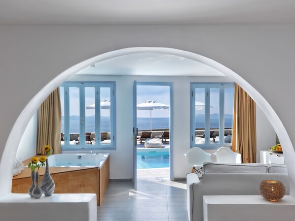 Suite, bubbelbad, uitzicht op zee (Prestige) | Woonruimte | Een 25-inch lcd-televisie met satellietzenders en televisie