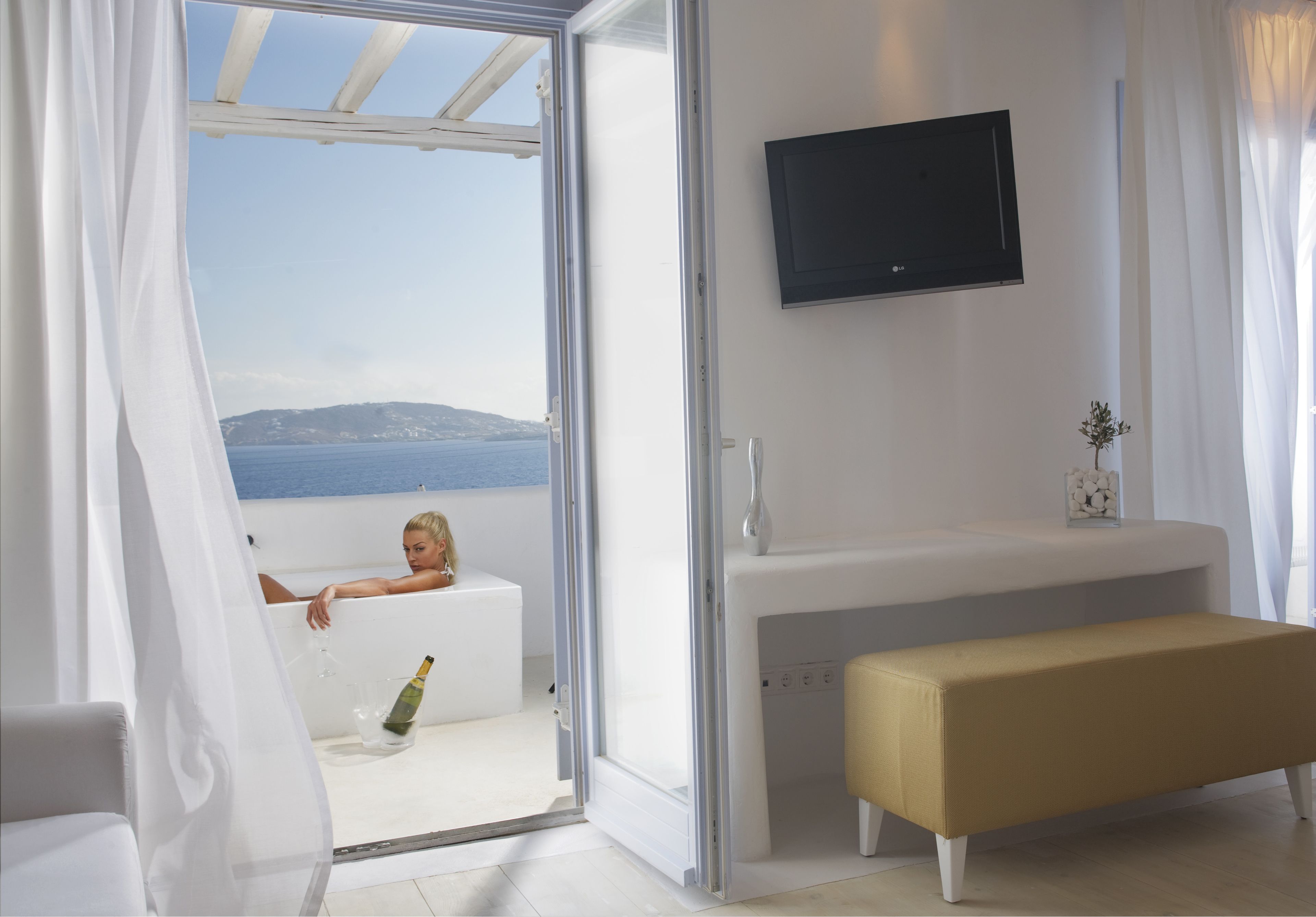 Deluxe Suite, Sea View with Indoor or Outdoor Hot Tub | Egyptian cotton sheets, premium bedding, down comforters