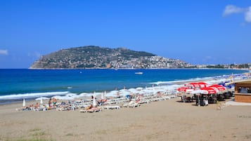 Privatstrand in der Nähe, Liegestühle, Sonnenschirme, Strandtücher