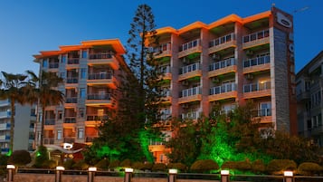 Fassade der Unterkunft – Abend/Nacht