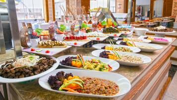 Här finns 2 restauranger som serverar frukost.