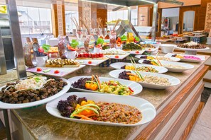 2 restaurantes, se sirven desayunos, comidas, cenas y cocina turca