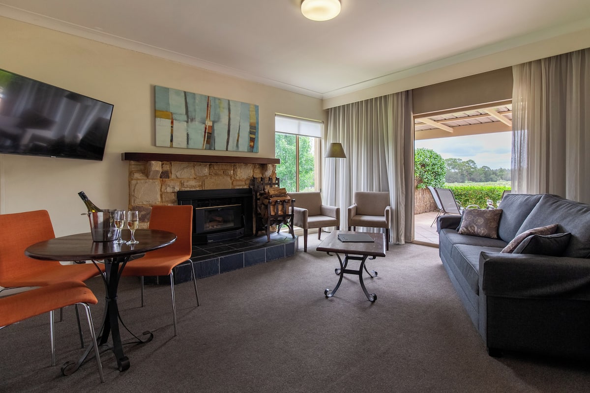 Premier Suite, 2 Double Beds | Living room | LCD TV