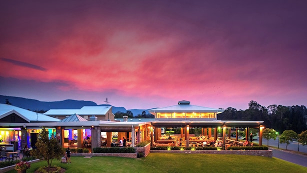 A restaurant with outdoor seating, a covered patio, and a view of the mountains. - Harrigan's Hunter Valley (Pokolbin)