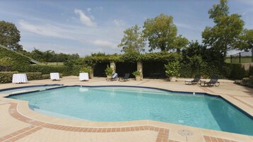 Una piscina al aire libre