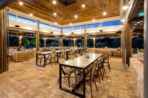 Breakfast, lunch and dinner served - Harrigan's Hunter Valley (Pokolbin)