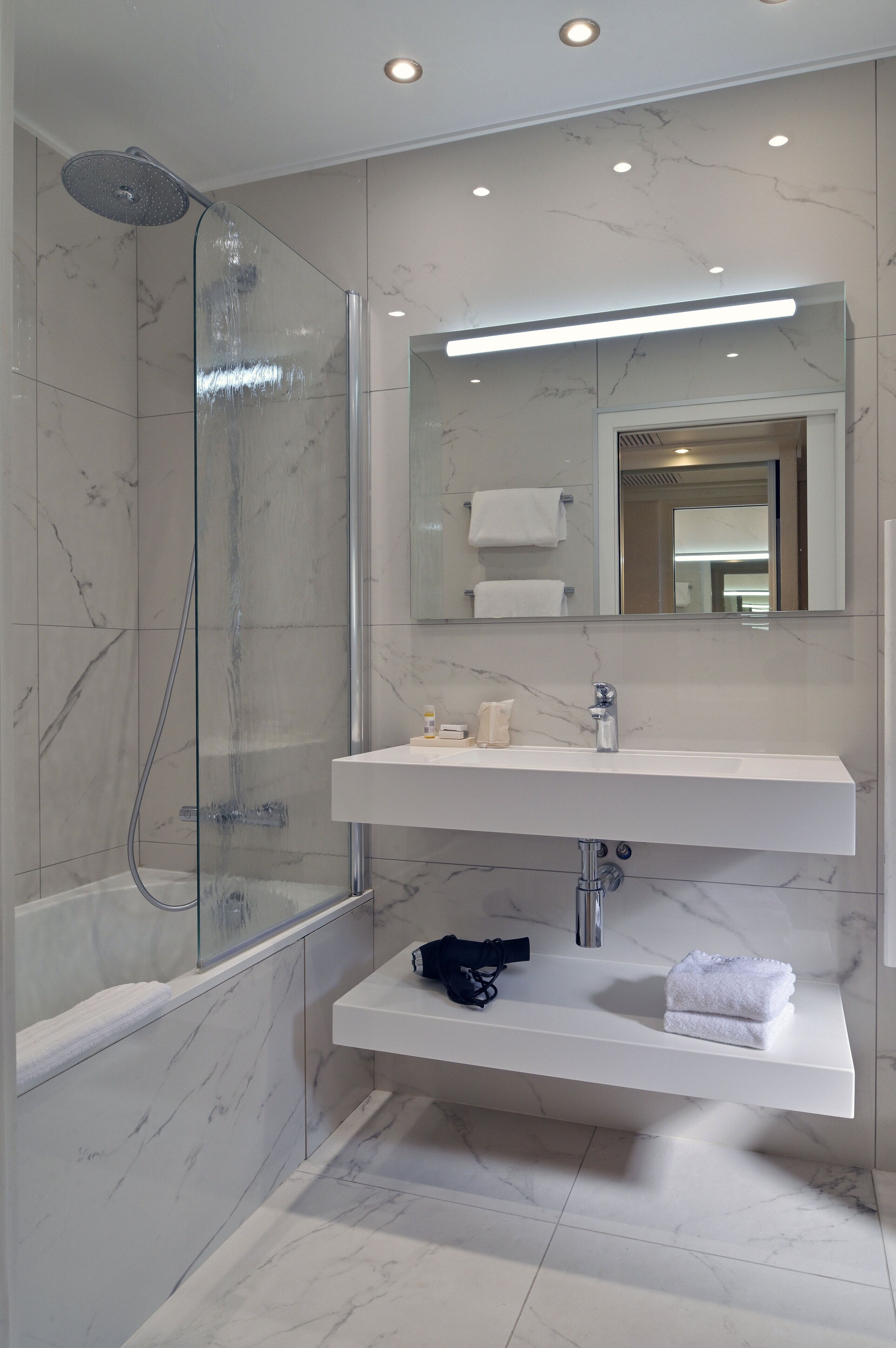 chambre double deluxe, vue mer | bathroom | free toiletries, hair dryer, bathrobes, towels