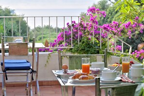 Café da manhã com buffet todos os dias mediante uma taxa