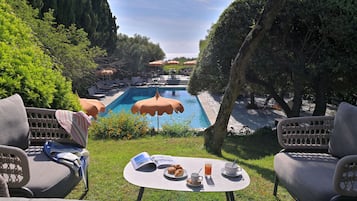 Piscine extérieure, parasols de plage, chaises longues