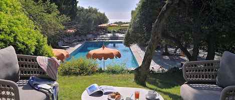 Piscine extérieure, parasols de plage, chaises longues