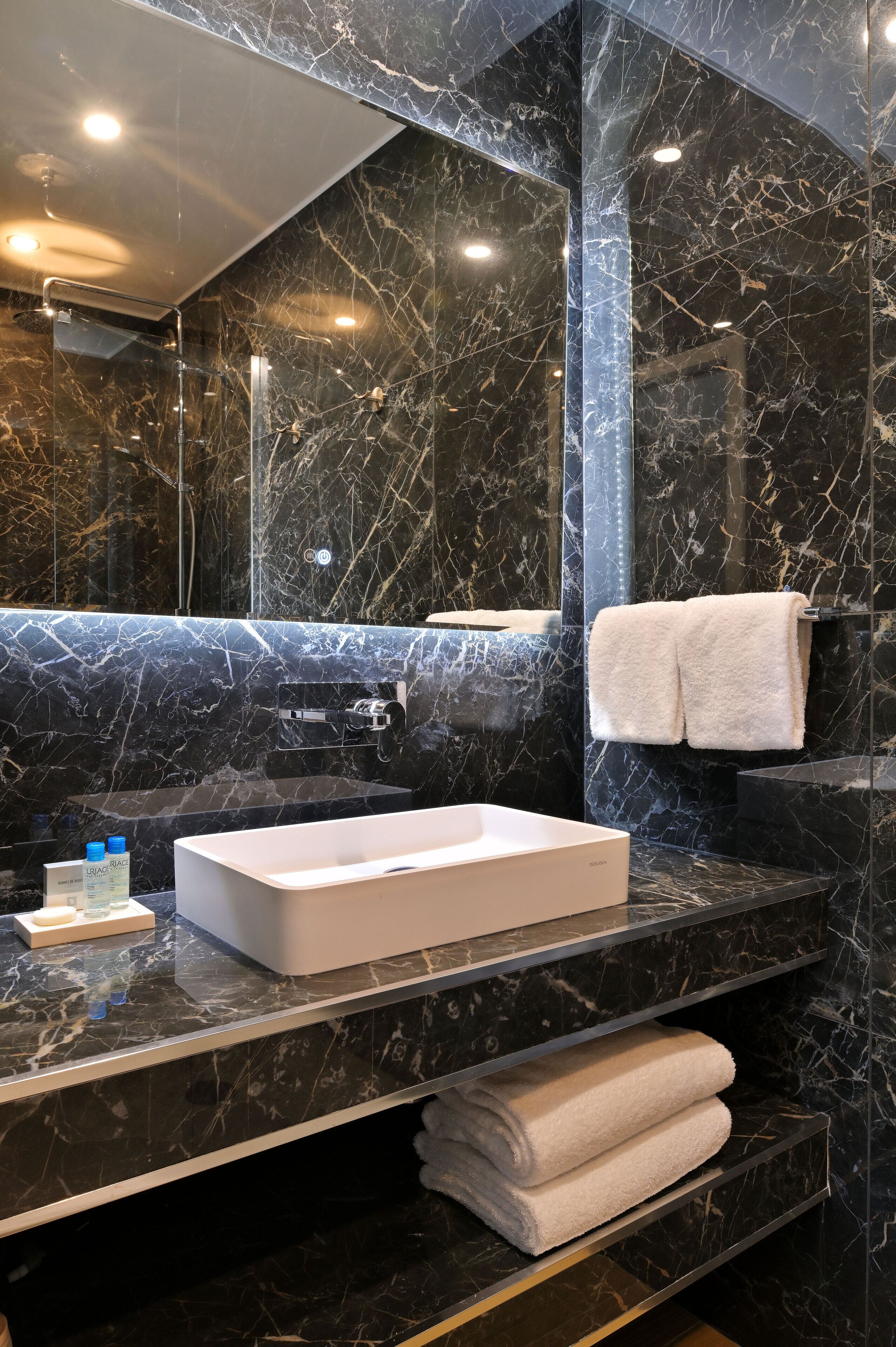 chambre double supérieure, vue mer | bathroom | free toiletries, hair dryer, bathrobes, towels