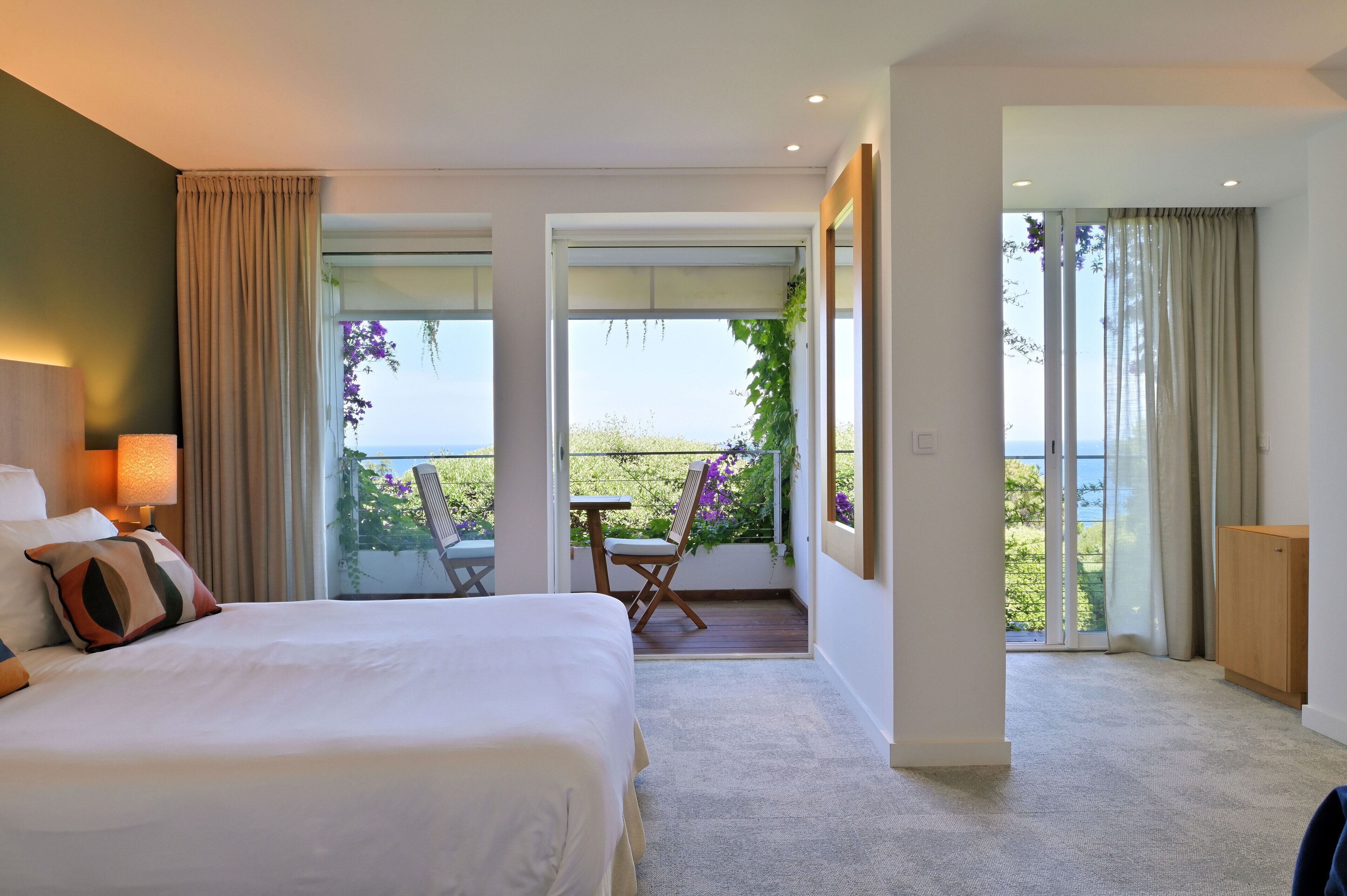 أغطية فراش متميزة وخزنة داخل الغرفة ومكتب وتجهيزات عازلة للصوت