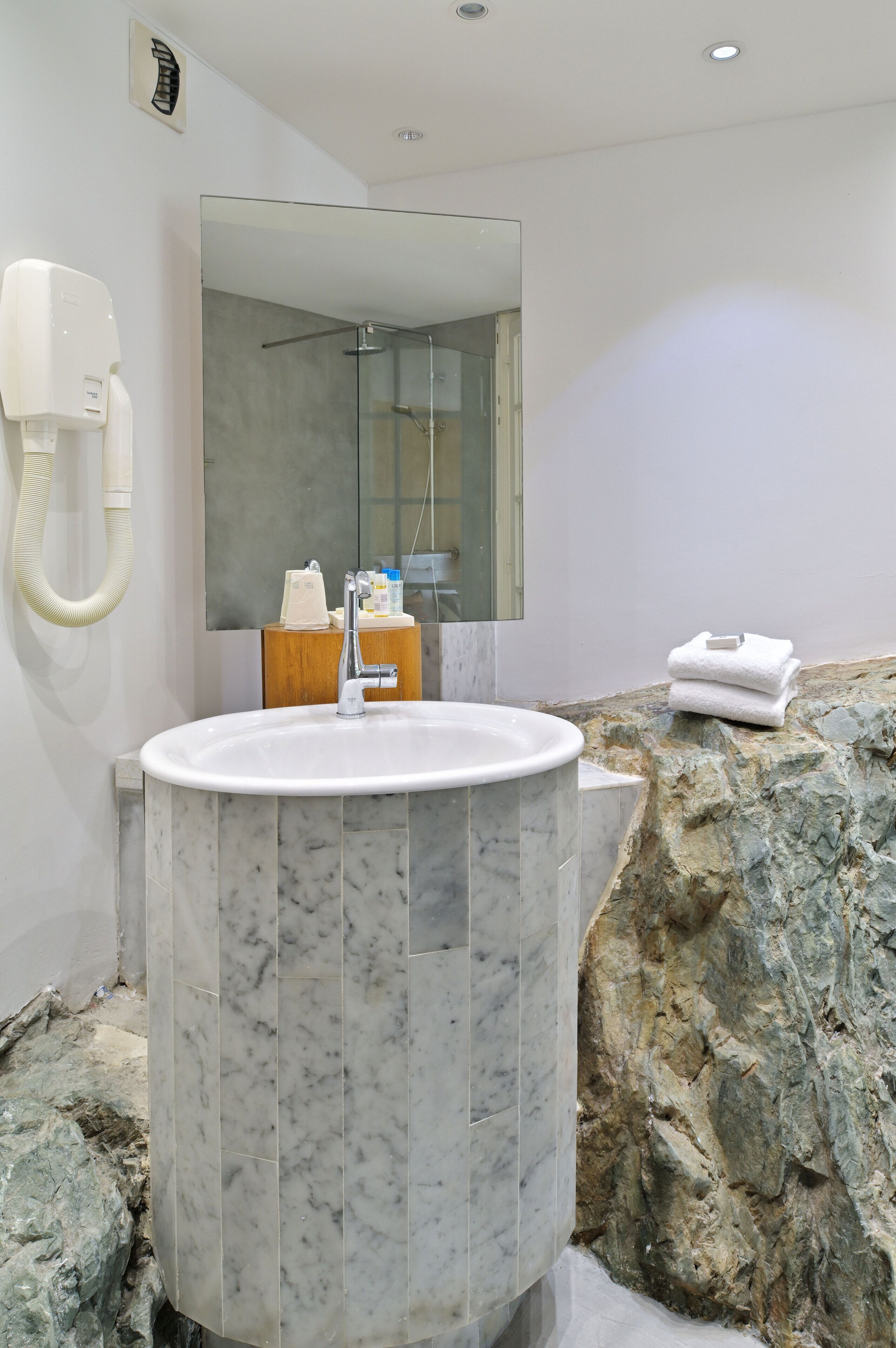 chambre double supérieure, vue parc | bathroom | free toiletries, hair dryer, bathrobes, towels