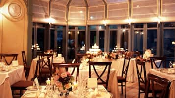 Lunch and dinner served