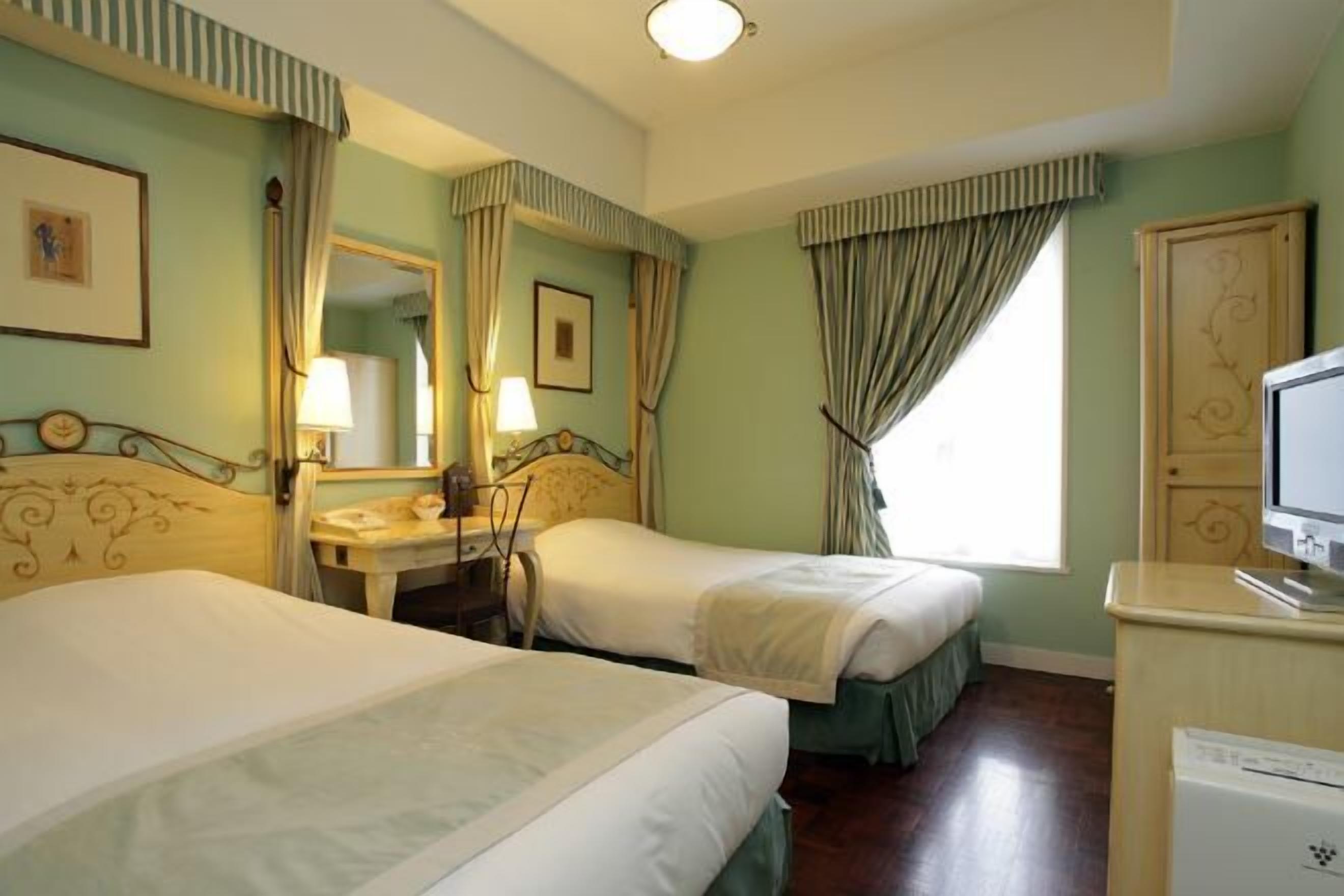 Caja de seguridad en la habitación, escritorio y cortinas blackout 