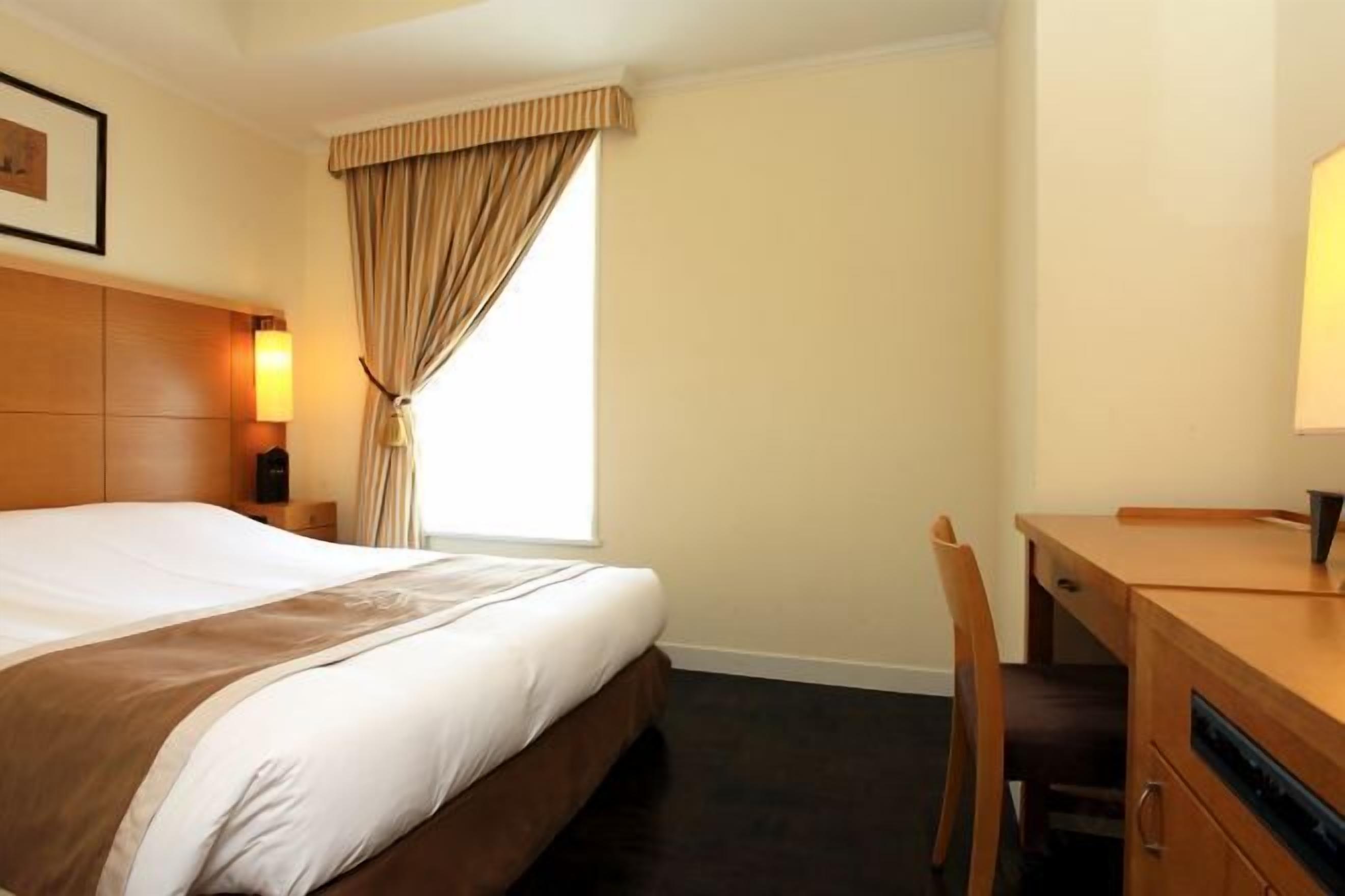 Caja de seguridad en la habitación, escritorio y cortinas blackout 