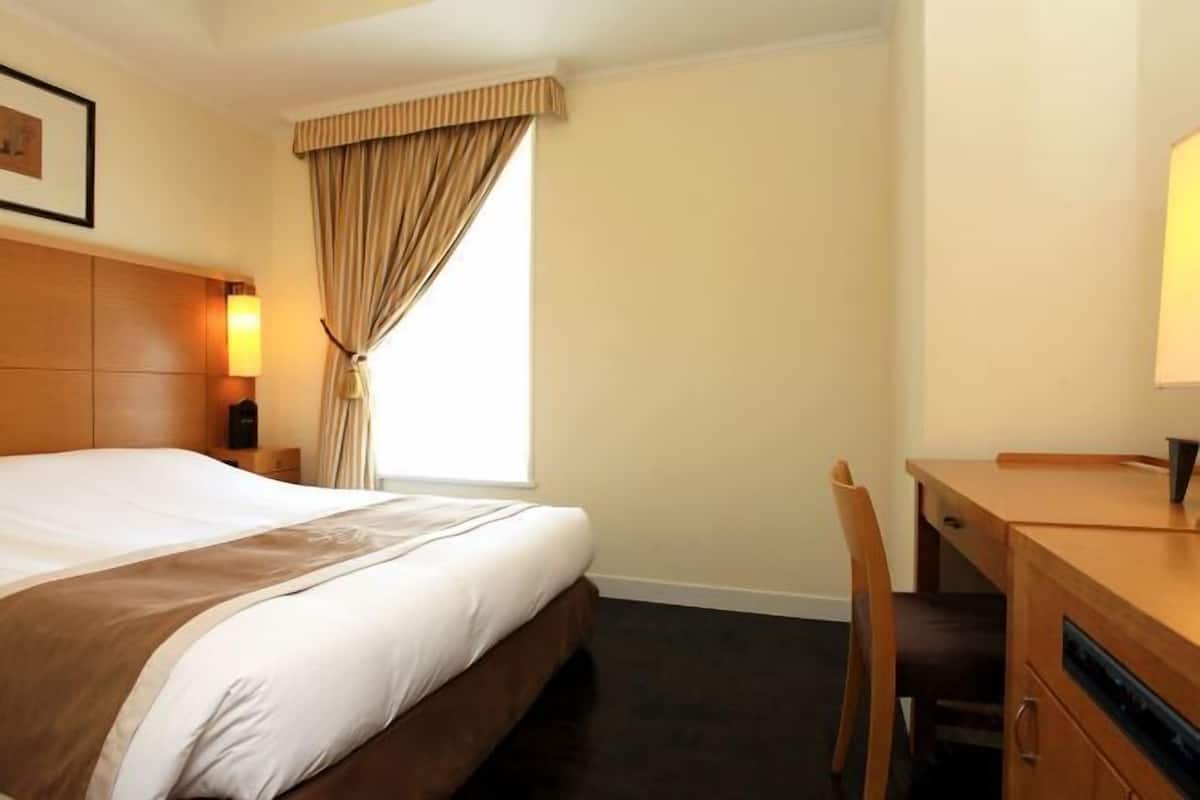 Caja de seguridad en la habitación, escritorio y cortinas blackout