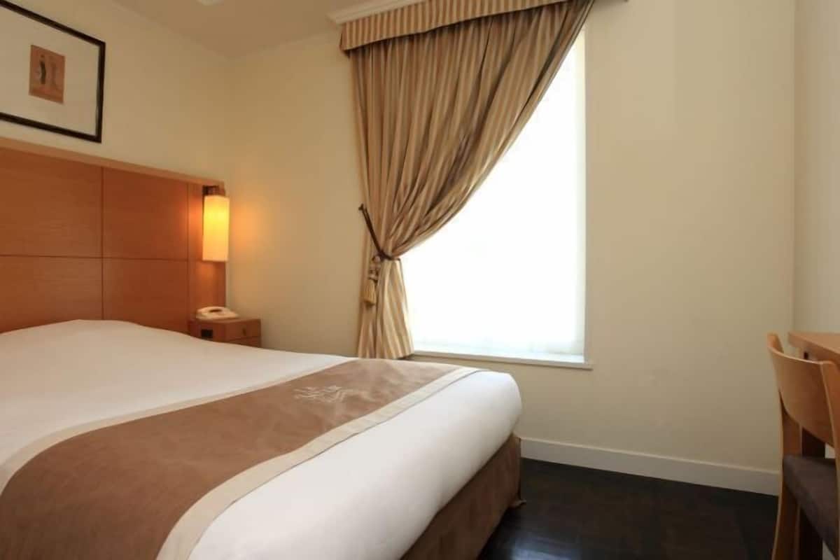 Caja de seguridad en la habitación, escritorio y cortinas blackout