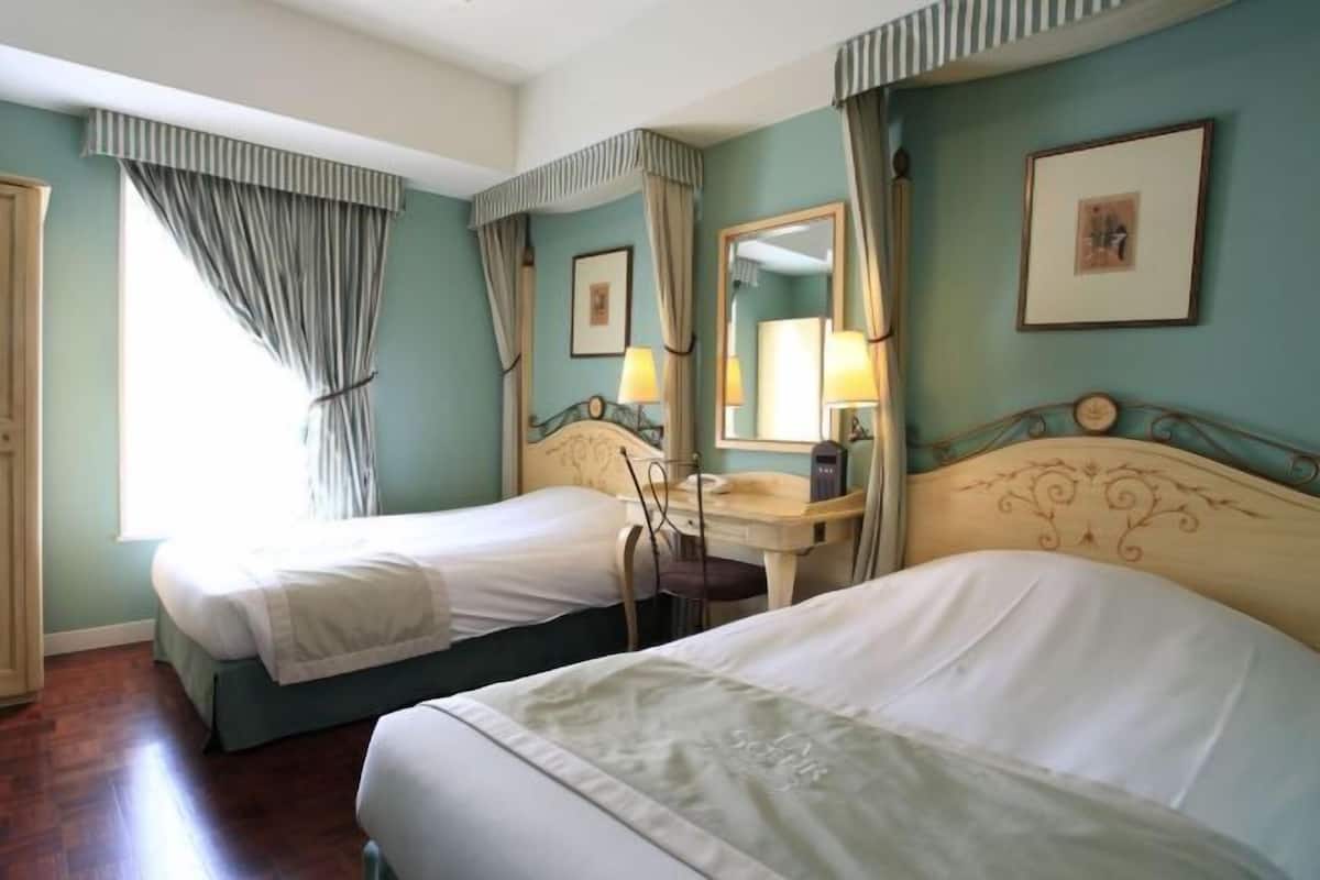 Caja de seguridad en la habitación, escritorio y cortinas blackout