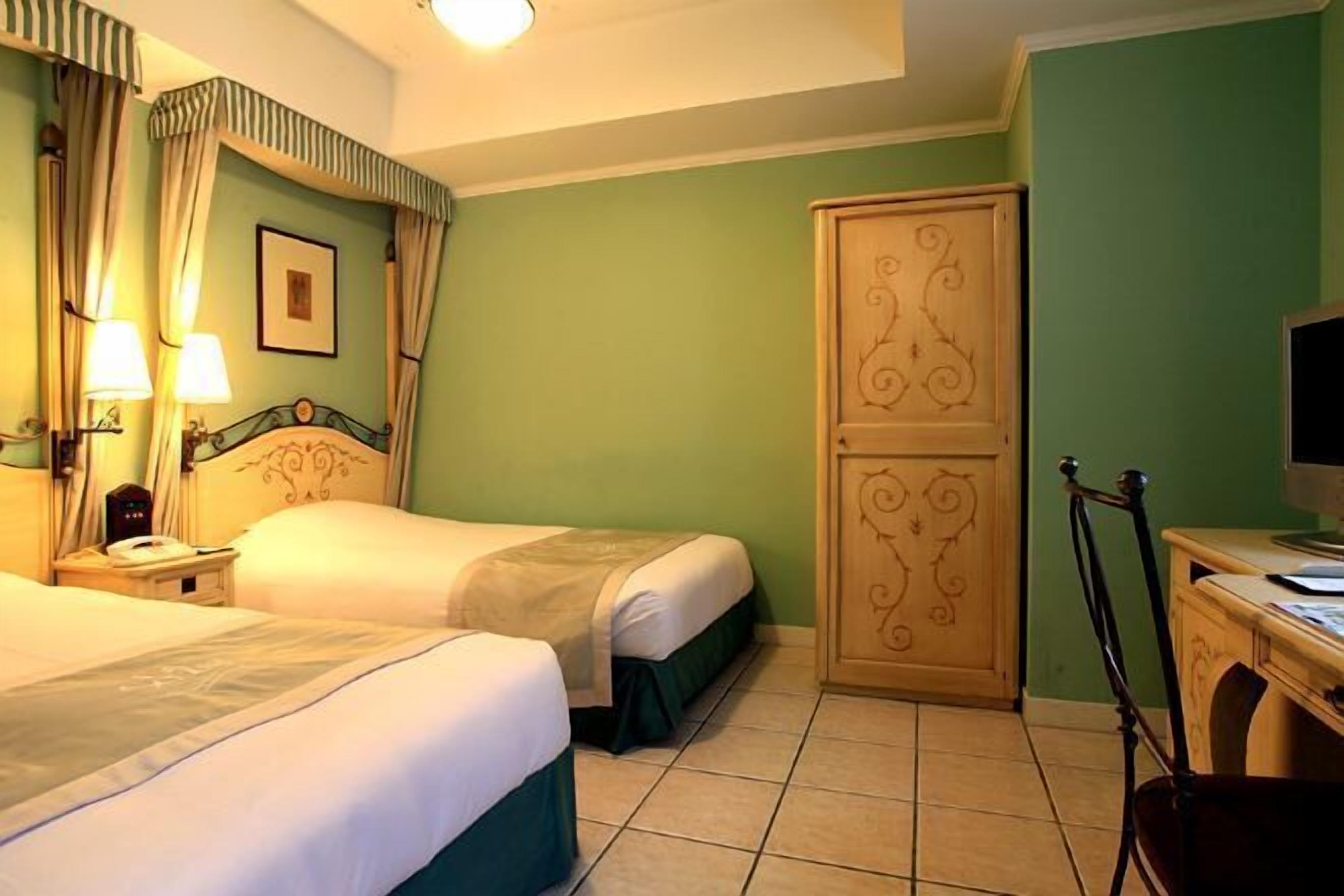 Caja de seguridad en la habitación, escritorio y cortinas blackout 