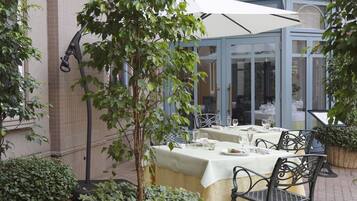 Lunch and dinner served