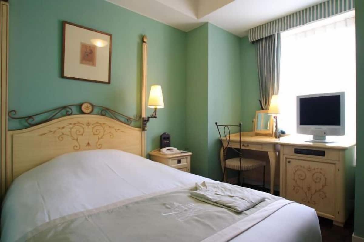 Caja de seguridad en la habitación, escritorio y cortinas blackout