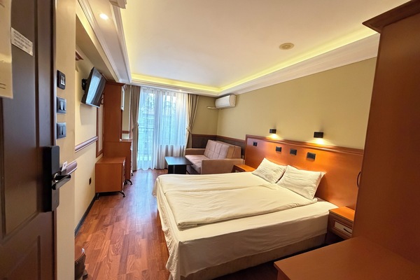 Deluxe Room (Deluxe Room 2) | Premium bedding, minibar, desk, laptop workspace