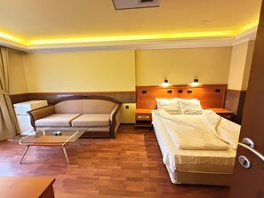 Ropa de cama de alta calidad, minibar y decoración personalizada 