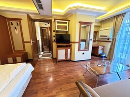 Camera Deluxe (Deluxe Room 2) | Biancheria da letto di alta qualità, minibar, con stile personalizzato
