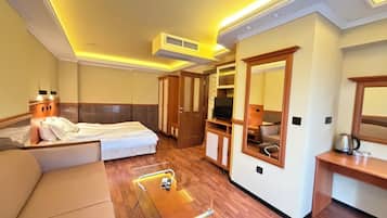 Habitación Deluxe (Deluxe Room 2) | Ropa de cama de alta calidad, minibar, decoración individual