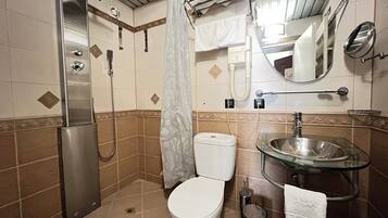 Bañera con ducha, bañera de hidromasaje, secador de pelo, toallas