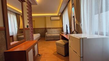 Habitación estándar, 1 cama doble con sofá cama | Ropa de cama de alta calidad, minibar, decoración individual