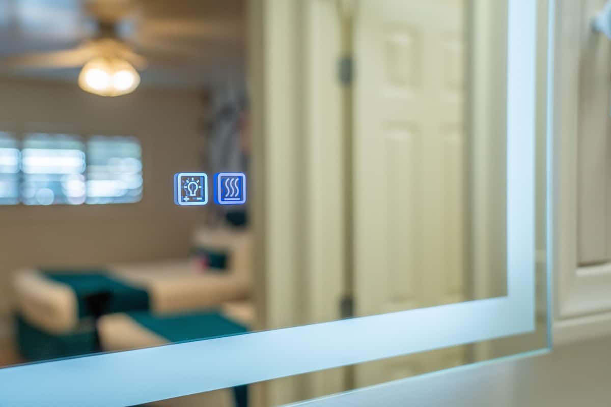 Ducha y bañera combinadas y artículos de higiene personal gratuitos