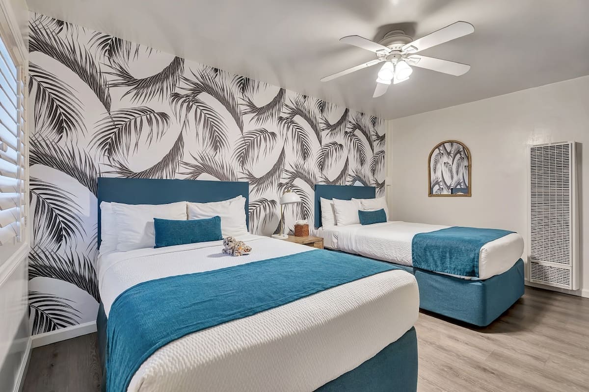 Habitación estándar doble, 2 camas dobles, accesible para personas con discapacidad | Escritorio, tabla de planchar con plancha, wifi gratis y ropa de cama