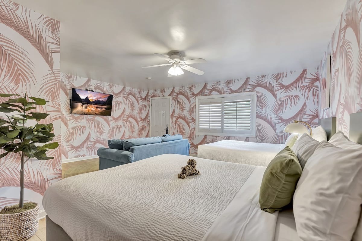 Habitación familiar, varias camas | Escritorio, tabla de planchar con plancha, wifi gratis y ropa de cama