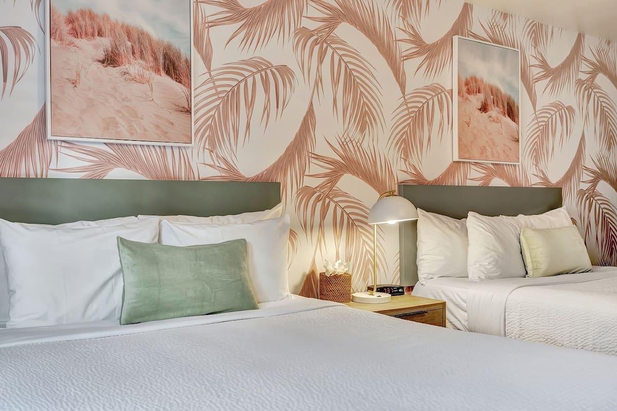 Habitación familiar, varias camas | Escritorio, tabla de planchar con plancha, wifi gratis y ropa de cama