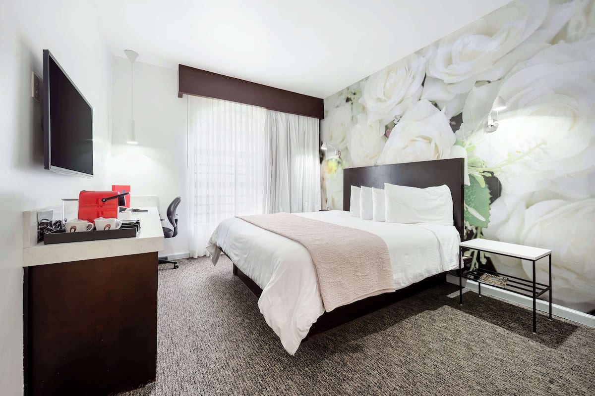 Phòng Deluxe, 1 giường cỡ queen, không hút thuốc | Nệm có lớp đệm bông, két bảo mật tại phòng, bàn