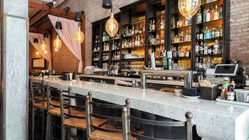2 restaurants; lunch, dinner and brunch served