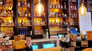 2 restaurants; lunch, dinner and brunch served