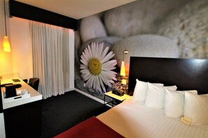 Pillow-top beds, in-room safe, desk, laptop workspace - The O Hotel, Trademark Collection by Wyndham (Los Angeles)