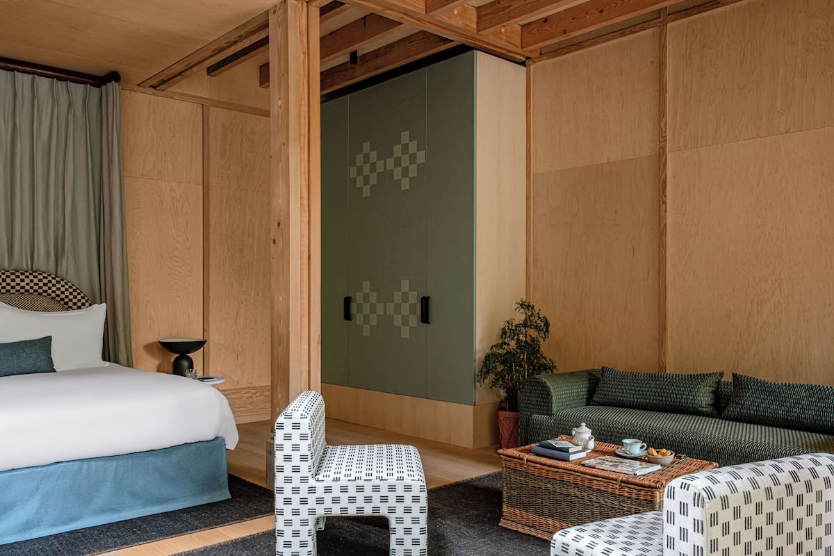 Grand Suite (Cowley Manor) | Egyptian cotton sheets, premium bedding, pillowtop beds, minibar