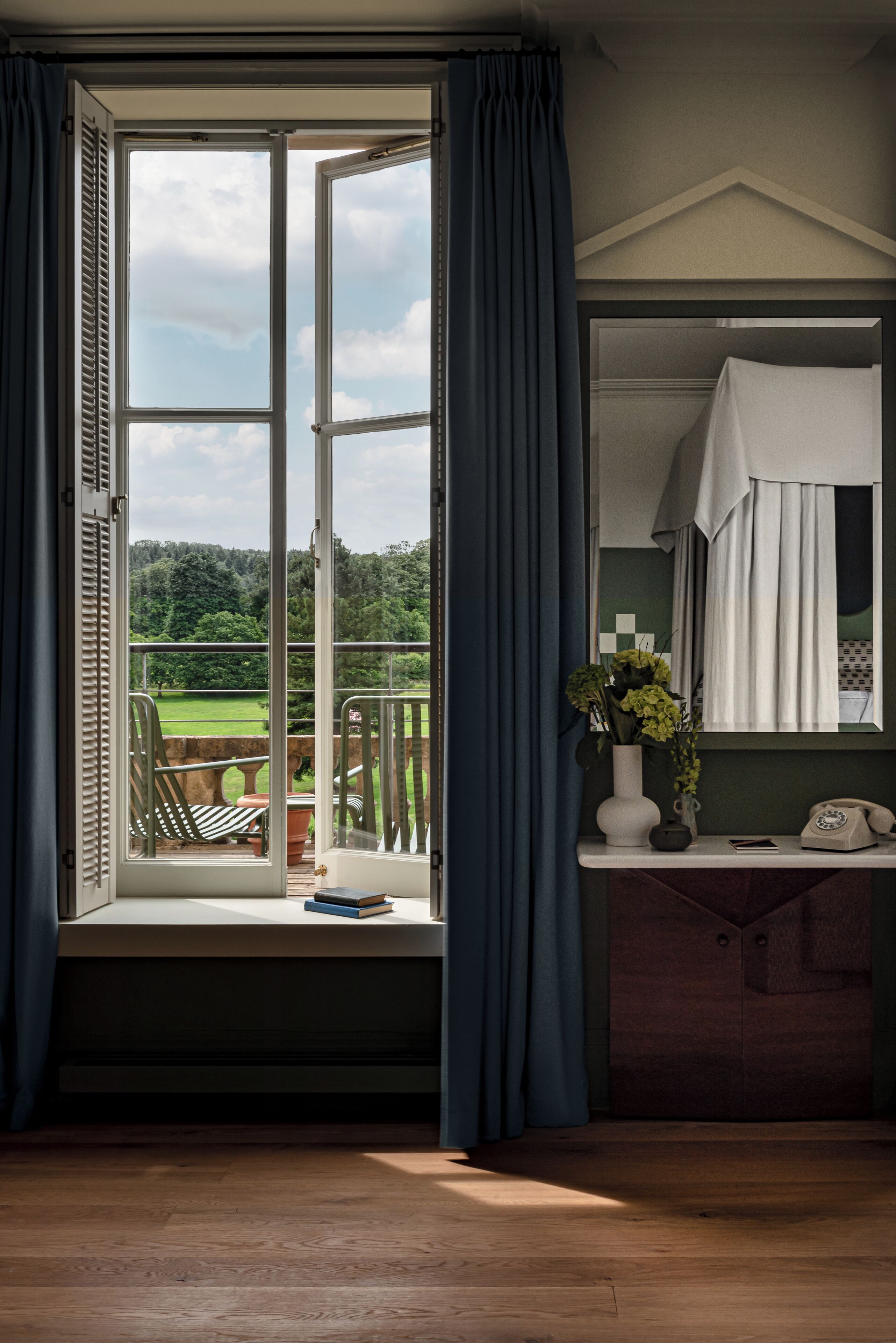 suite (cowley manor) | egyptian cotton sheets, premium bedding, pillow-top beds, minibar