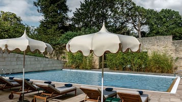 Piscine couverte, piscine extérieure, parasols de plage, chaises longues