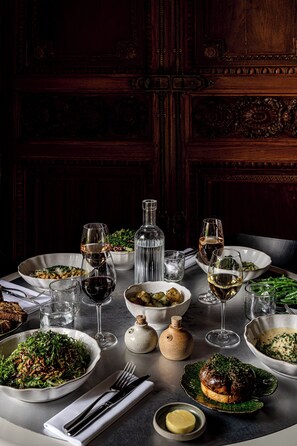 Se sirven desayunos, comidas, cenas y cocina local e internacional 